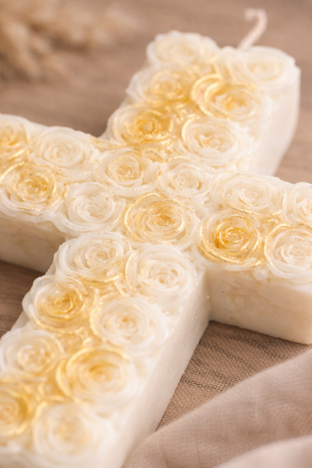 Χειροποίητο Κερί Σταυρός με Ανάγλυφα Τριαντάφυλλα & Χρυσές Πινελιές